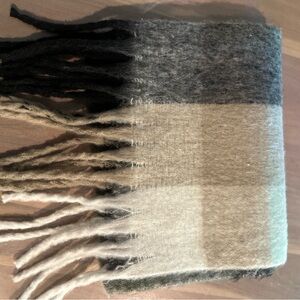 Stylish Plaid Scarf with Fringe